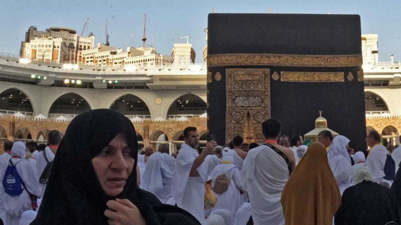 Umat muslim berada di dekat Ka'bah, kawasan Masjidil Haram, Mekkah, Arab Saudi, Kamis (1/6/2023). Masjidil Haram mulai dipadati umat muslim dari berbagai dunia, sedangkan jamaah calon haji Indonesia akan menuju Mekah secara bertahap mulai 1 Juni 2023 malam. ANTARA FOTO/Wahyu Putro A (ANTARA FOTO/WAHYU PUTRO A)