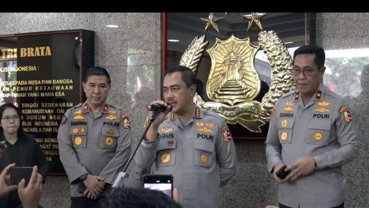 Kabareskrim Polri Komjen Pol. Agus Andrianto memberikan keterangan kepada wartawan di lobi Gedung Mabes Polri, Jakarta, Senin (26/6/2023). ANTARA/Narda Margaretha Sinambela
