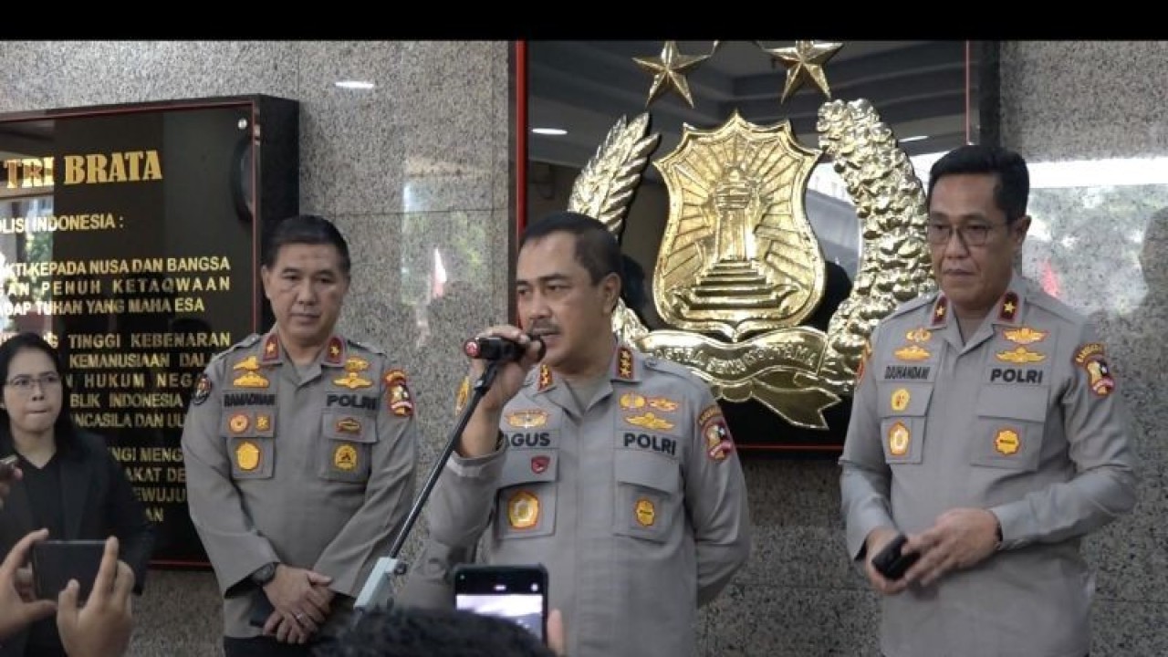Kabareskrim Polri Komjen Pol. Agus Andrianto memberikan keterangan kepada wartawan di lobby gedung Mabes Polri, Jakarta, Senin (26/6/2023). ANTARA/Narda Margaretha Sinambela