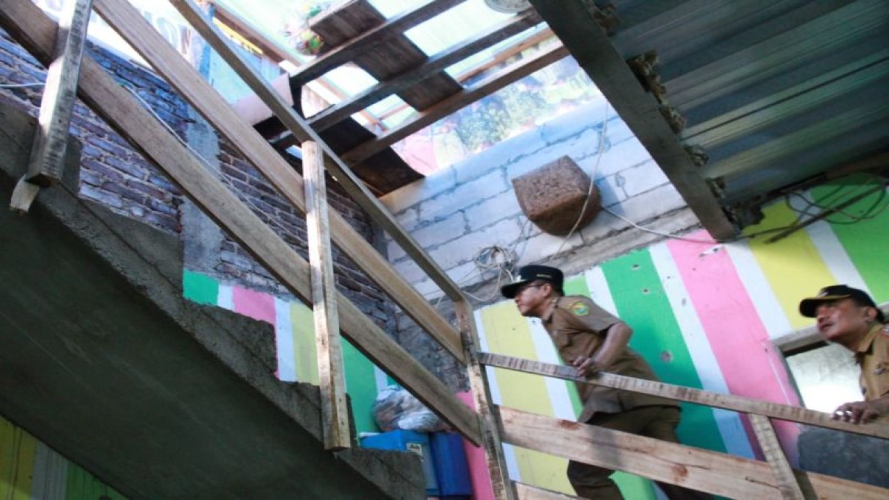Bupati Bandung Dadang Supriatna meninjau lokasi bencana angin puting beliung di Perumahan Bojongmalaka Indah Desa Bojongmalaka, Kecamatan Baleendah, Selasa (6/6/2023). (ANTARA/HO Pemkab Bandung)