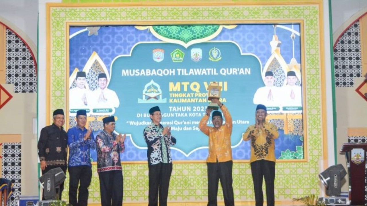 Ketua Lembaga Pengembangan Tilawatil Quran (LPTQ) Kabupaten Bulungan, Jamaluddin Saleh (dua kanan) mengangkat piala bergilir MTQ Kaltara pada penutupan MTQ KE-VIII Provinsi Kaltara 2023 di Islamic Centre Baitul Izzah, Kota Tarakan, Kamis (22/6/2023) malam. (ANTARA/Muh. Arfan)