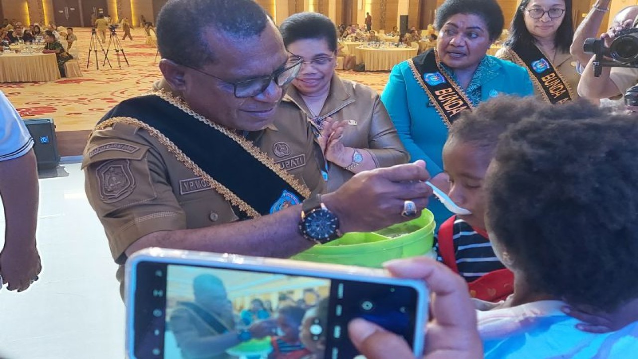 Penjabat Bupati Sorong Yan Piet Mosso tengah memberikan gizi tambahan kepada anak stunting di Kabupaten Sorong. (ANTARA/Yuvensius Lasa Banafanu)