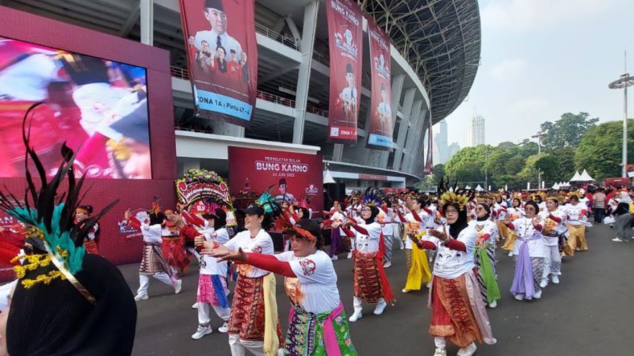 Kader dan simpatisan PDI Perjuangan melaksanakan flashmob dalam puncak peringatan Bulan Bung Karno (BBK) 2023 di Stadion Gelora Bung Karno (GBK), Jakarta, Sabtu (24/6/2023). (ANTARA/HO-PDIP)