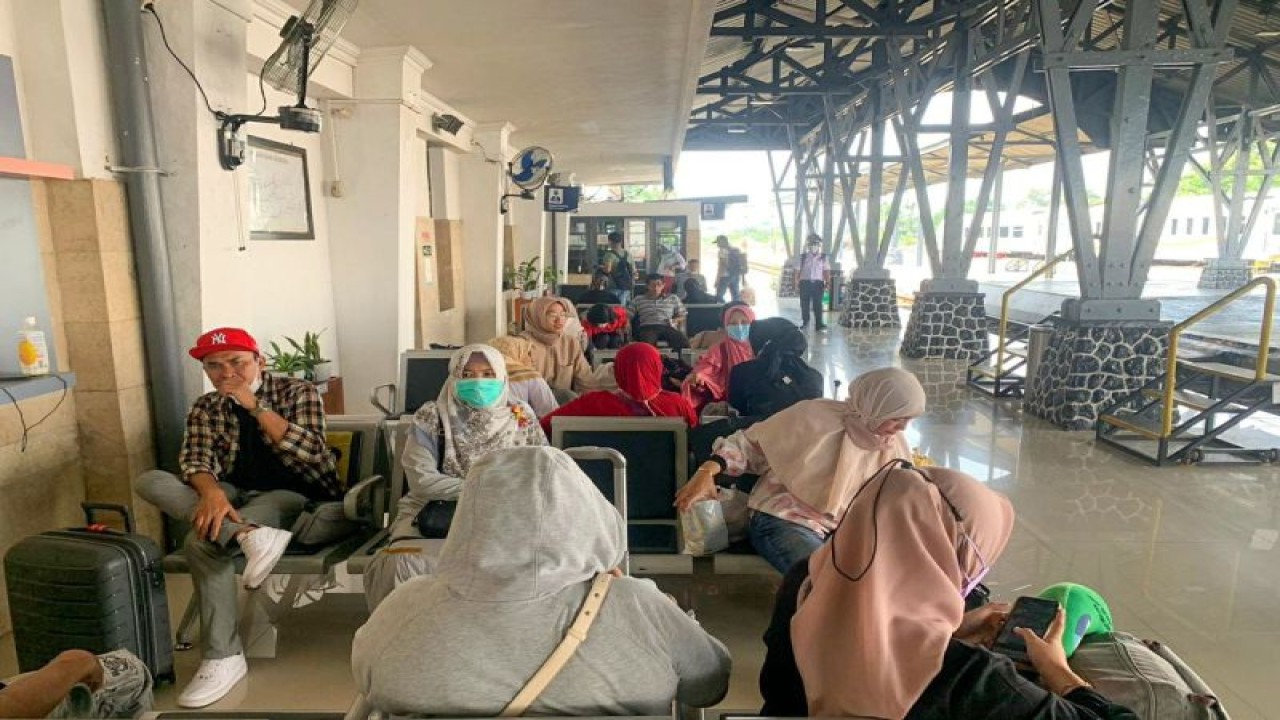 Calon penumpang antre di Stasiun Blitar, Jawa Timur. ANTARA/ HO-PT KAI