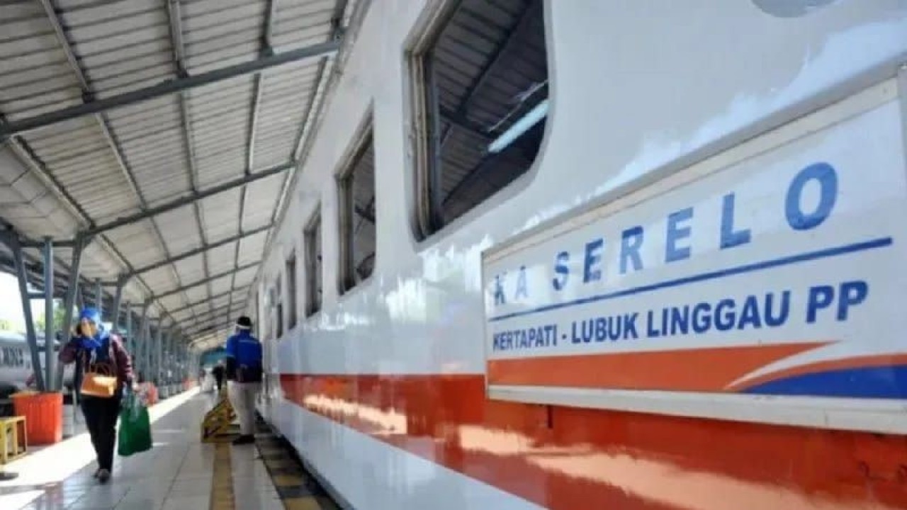Penumpang berjalan menuju gerbong KA Serelo sebelum keberangkatan di Stasiun Kereta Api Kertapati Palembang, Sumsel, Kamis (24/9/2020). (ANTARA FOTO/Feny Selly)