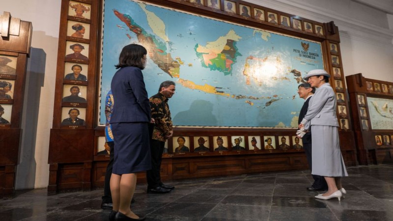 Kaisar Jepang Hironomiya Naruhito bersama Permaisuri Masako mengunjungi Museum Nasional, di Jakarta, Selasa (20/6/2023). (ANTARA/HO-Kemendikbudristek)