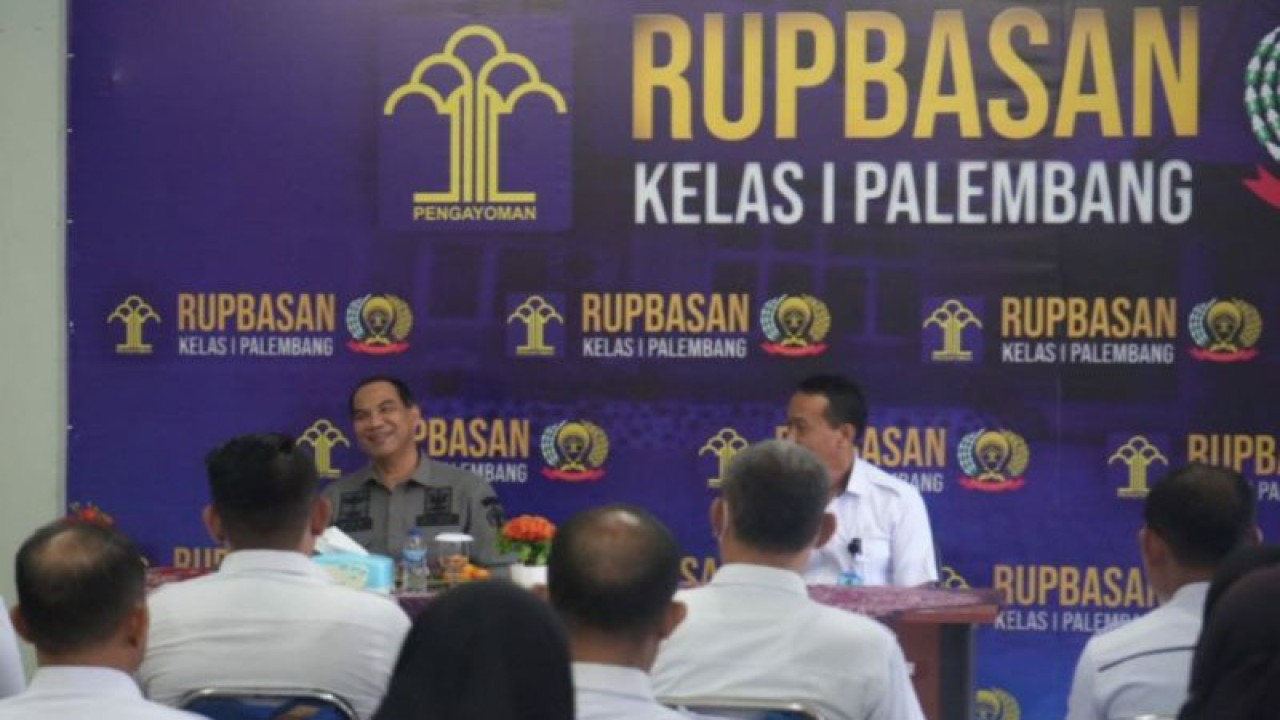 Kakanwil Kemenkumham Sumsel Ilham Djaya memberikan pengarahan di Rupbasan Palembang. (ANTARA/Yudi Abdullah/23)