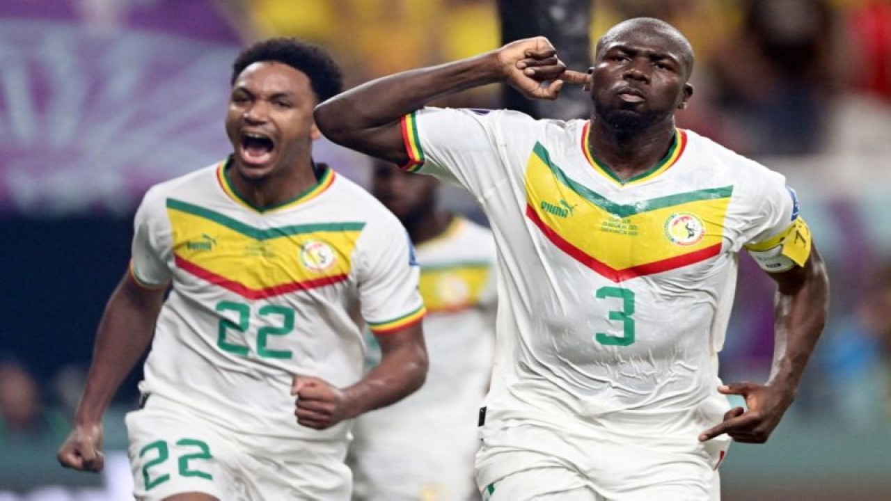 Arsip - Bek Senegal Kalidou Koulibaly (kanan) melakukan selebrasi setelah mencetak gol pada pertandingan Grup A Piala Dunia 2022 antara Ekuador melawan Senegal di Stadion Internasional Khalifa, Doha. (29/11/2022) (AFP/RAUL ARBOLEDA)