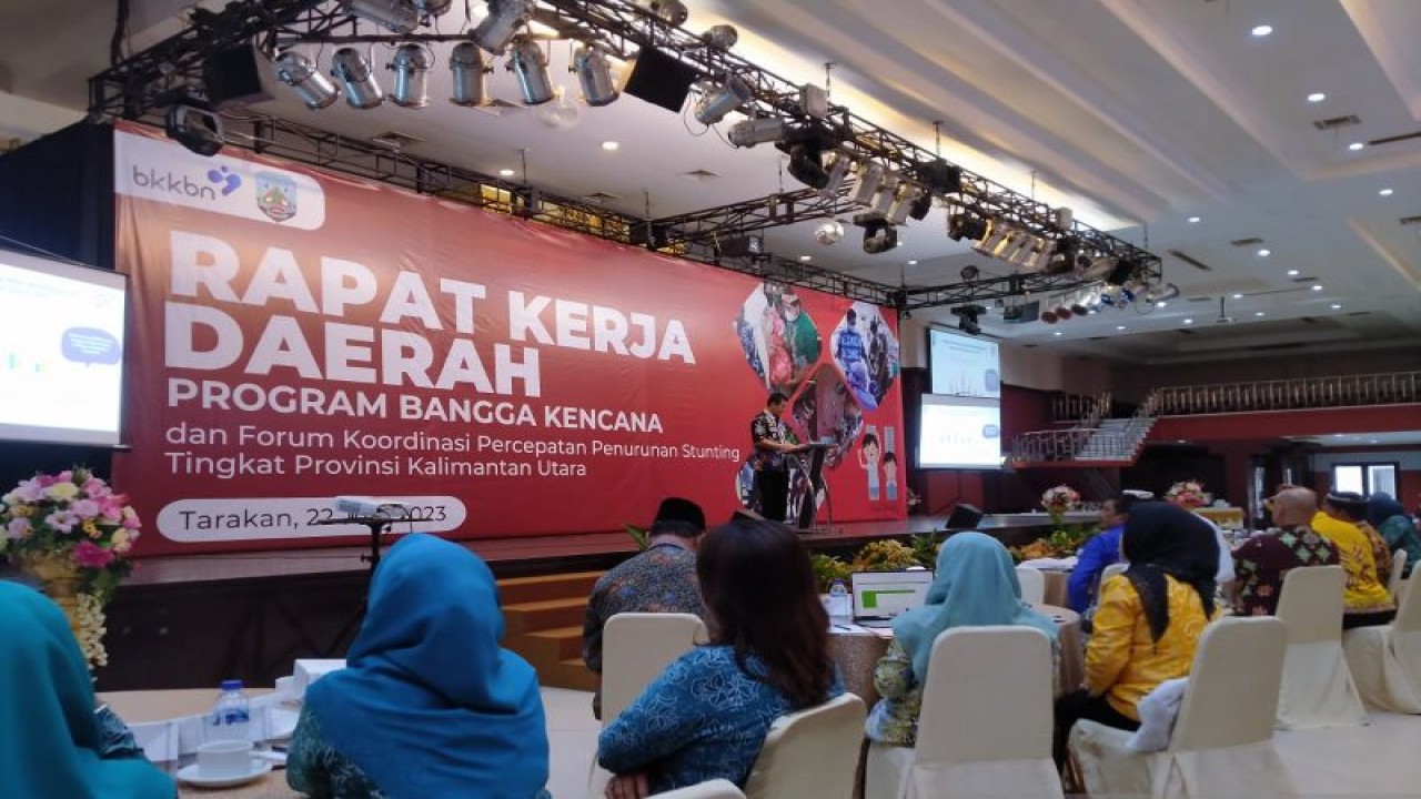 Peserta Rapat Kerja Daerah Program Bangga Kencana dan Forum Koordinasi Percepatan Penurunan Stunting Tingkat Provinsi Kaltara menyimak pidato Wakil Gubernur Kaltara Yansen T.P. di Kota Tarakan, Kamis (22/6/2023). (ANTARA/Muh. Arfan)