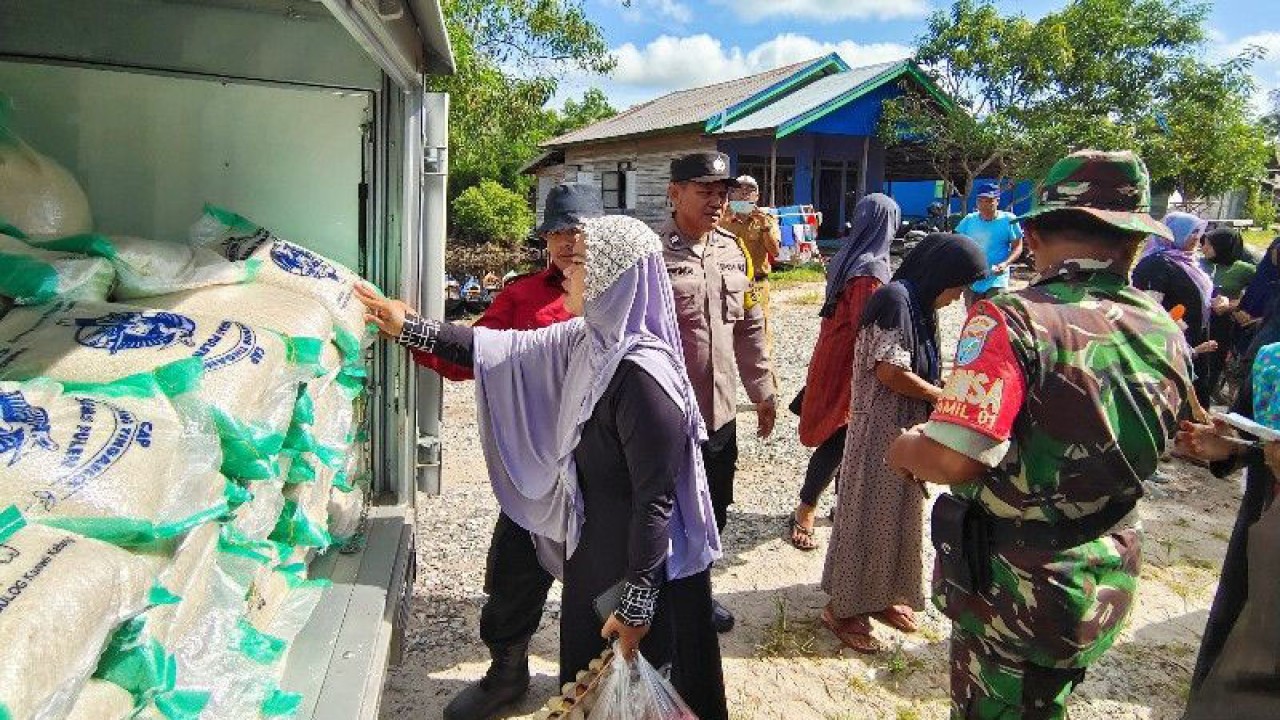 Arsip-Bulog mendukung kegiatan Pasar Penyeimbang Pemprov Kalteng dengan menjual beras bersubsidi kepada warga di Kelurahan Kameloh Baru, Kecamatan Sabangau, belum lama ini. (ANTARA/Muhammad Arif Hidayat)