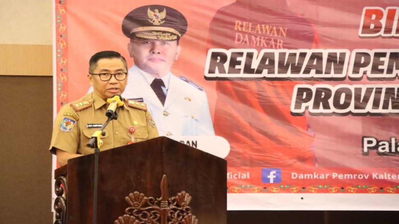 Asisten Ekbang Setda Kalteng Leonard S. Ampung saat membuka bimtek relawan pemadam kebakaran di Palangka Raya, Selasa, (13/6/2023). (ANTARA/HO-Diskominfosantik Kalteng)
