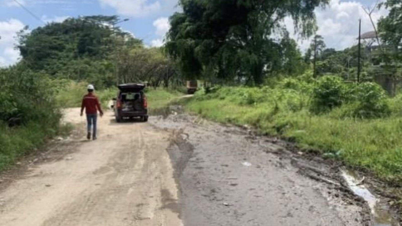 Kondisi jalan menuju Gerbang Tol Palaran, Kota Samarinda, Kaltim, sebelum ada proyek perbaikan oleh Pemprov Kaltim. ANTARA/HO-Biro Adpim Pemprov Kaltim