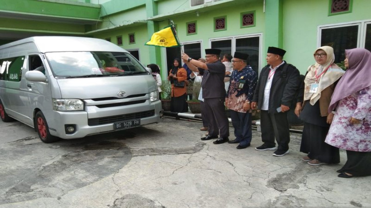 Kantor Kementerian Agama OKU melakukan pelepasan puluhan JCH ke tanah suci, Kamis. (ANTARA/Edo Purmana/23)