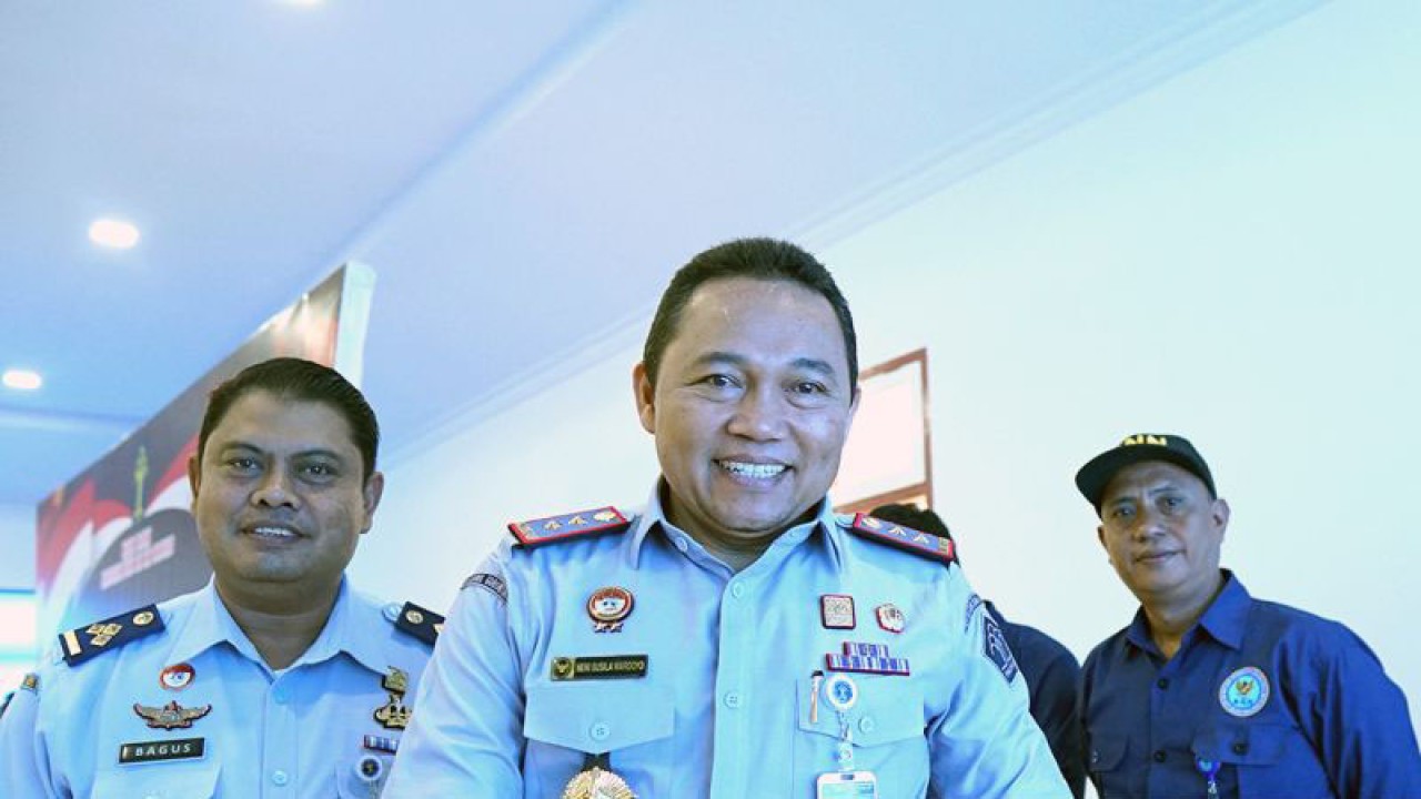 Kepala Kanwil Kemenkumham Gorontalo, Heni Susila Wardoyo (tengah) didampingi Kepala Divisi Pemasyarakatan pada tes urine di aula Kantor Wilayah Kemenkumham Gorontalo, Kabupaten Bone Bolango, Gorontalo, Selasa (27/6/2023). ANTARA/Adiwinata Solihin
