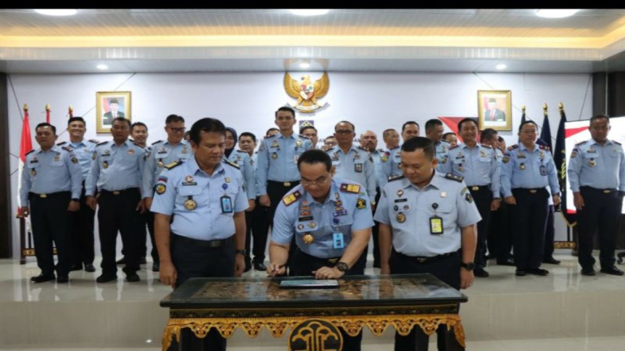 Kakanwil Kemenkumham Sumsel Ilham Djaya pimpin penandatanganan kesepakatan implementasi semangat transformasi digital. (ANTARA/Yudi Abdullah/23)