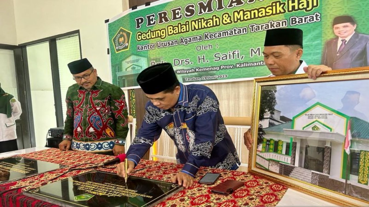 Kepala Kanwil Kemenag Kaltara, H. Saifi menandatangani prasasti peresmian gedung KUA Tarakan Barat dan KUA Mentarang di Kota Tarakan, Senin (19/6/2023). (ANTARA/HO-Kemenag Kaltara)