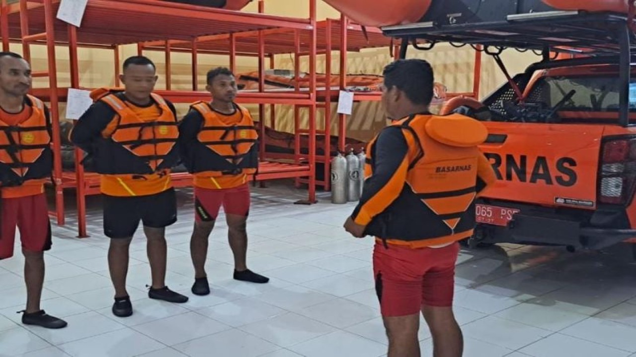 Personel Basarnas Ternate disiagakan untuk melakukan operasi pencarian dua orang penumpang kapal  LCT Bahana Putra dinyatakan hilang pada Senin (19/6/2023) sekitar pukul 09.31 Wit, tenggelam di perairan Pulau Batang Dua Ternate, Senin (19/6/2023). ANTARA/Abdul Fatah (Abdul Fatah)