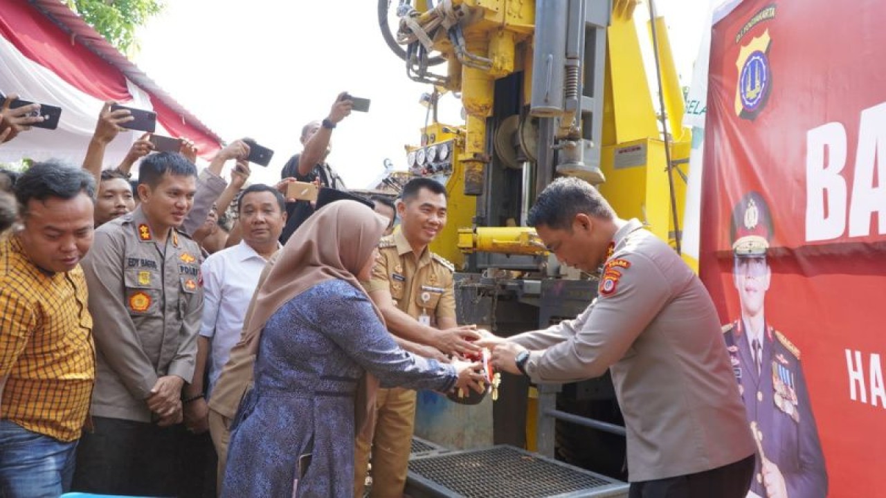 Kapolda DIY Irjen (Pol) Suwondo Nainggolan menyerahkan bantuan sumur bor di Kabupaten Gunungkidul pada Senin (19/6/2023). (FOTO ANTARA/HO-Humas Pemkab Gunungkidul)