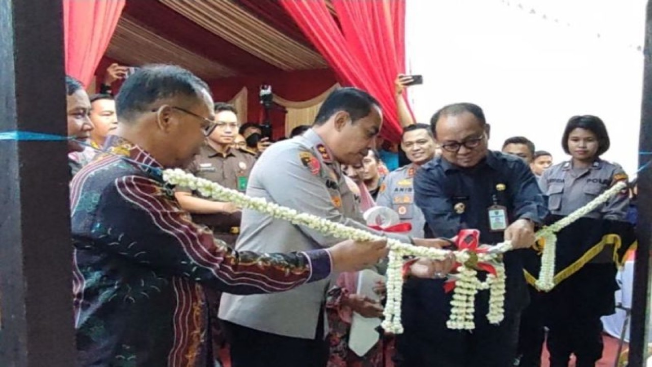 Kapolda Kalsel Irjen Pol Andi Rian bersama Bupati Tabalong H Anang Syakhfiani meresmikan program bedah rumah di Desa Wayau Kabupaten Tabalong, Kamis (22/6/2023). (ANTARA/HO-Humas Polres Tabalong