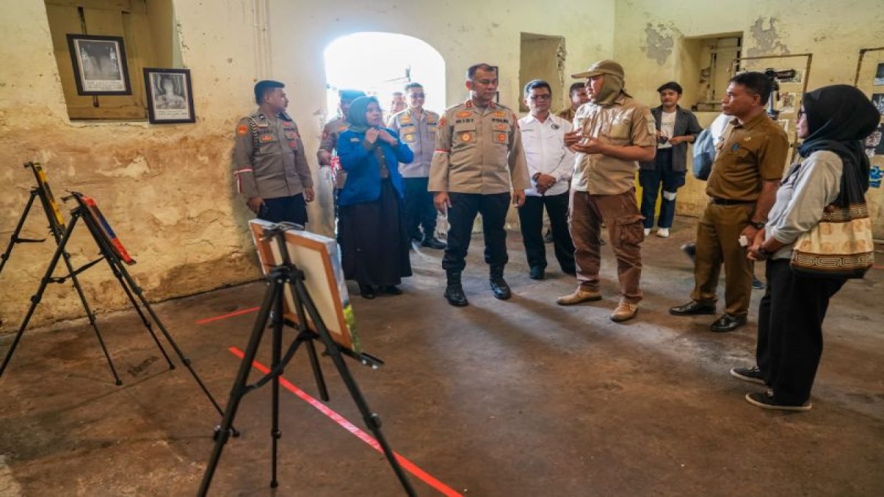 Kapolda Malut, Irjen Pol Midi Siswoko meluncurkan penggunaan rumah kebangsaan rempah Malut untuk merespon berbagai aktivitas organisasi kemasyarakatan yang dipusatkan di Benteng Orange Ternate, Senin (26/6/2023). ANTARA/Abdul Fatah