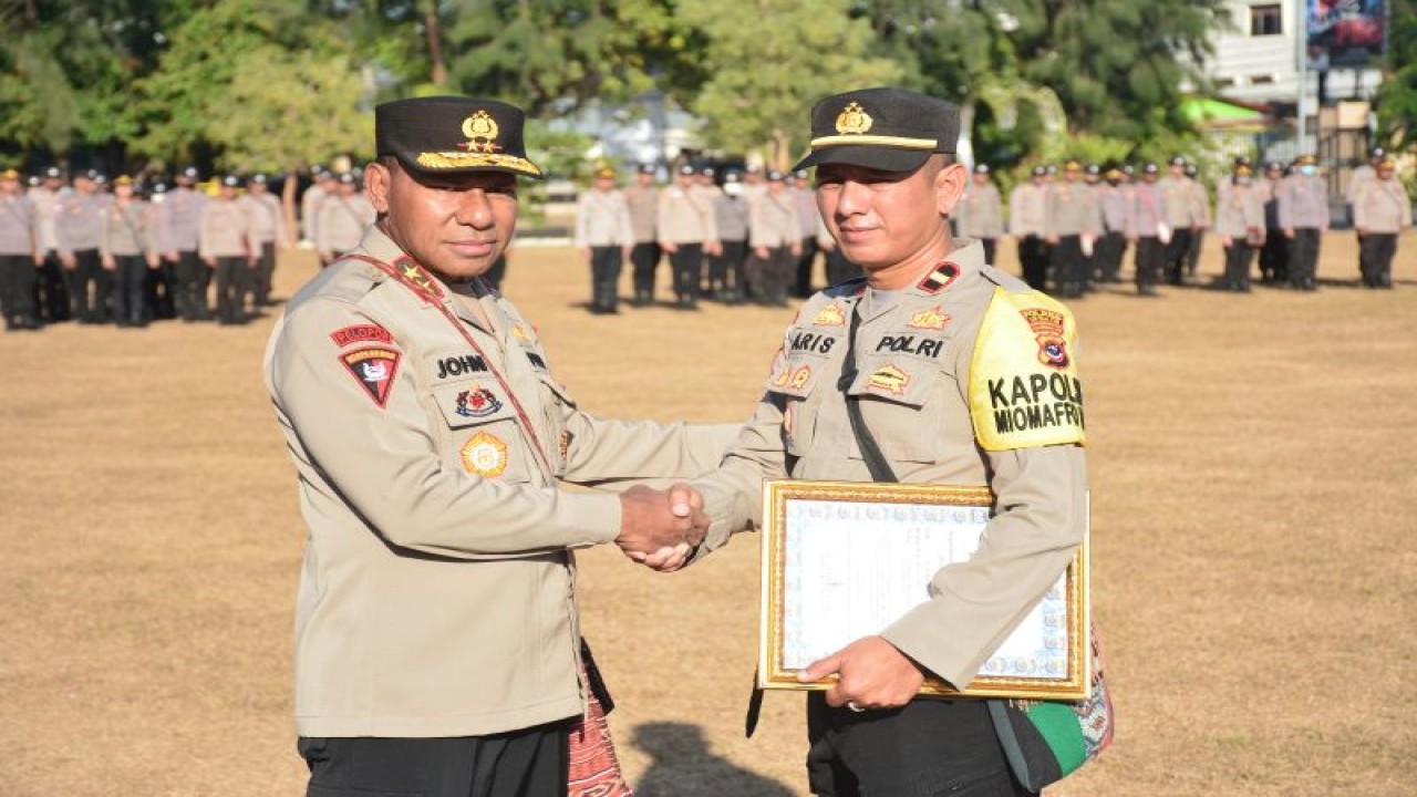 Kapolda NTT Irjen Pol Johanis Asadoma saat memberikan penghargaan kepada Kapolsek Miomaffo Timur di Kupang, Senin. ANTARA/HO-Humas Polda NTT.