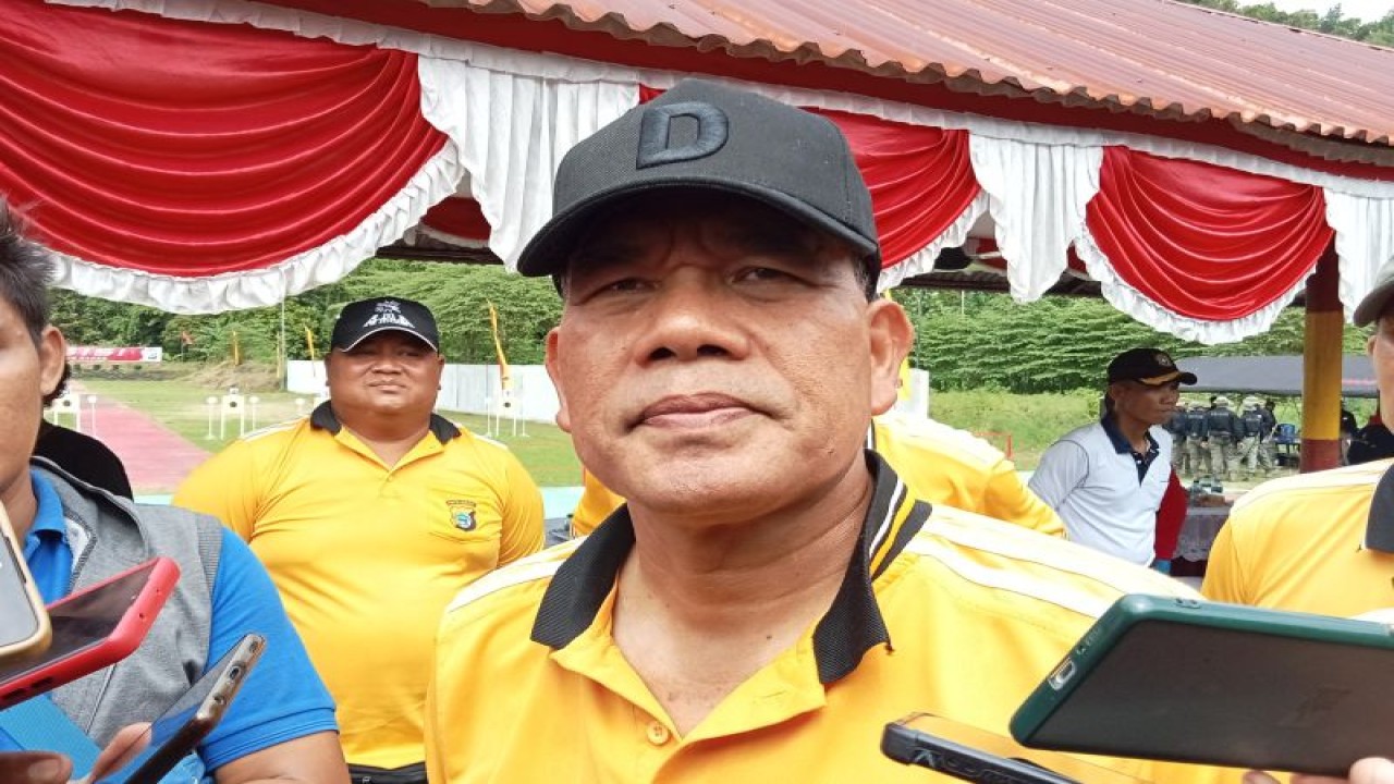 Kapolda Papua Barat Inspektur Jenderal Daniel Tahi Monang Silitonga saat dikonfirmasi awak media di Manokwari, Selasa. (ANTARA/Fransiskus Salu Weking)
