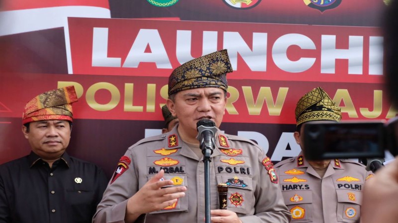 Kapolda Riau, Irjen Muhammad Iqbal usai peluncuran Polisi RW di Halaman Kantor Gubernur Riau, Pekanbaru. (ANTARA/HO-Polda Riau)