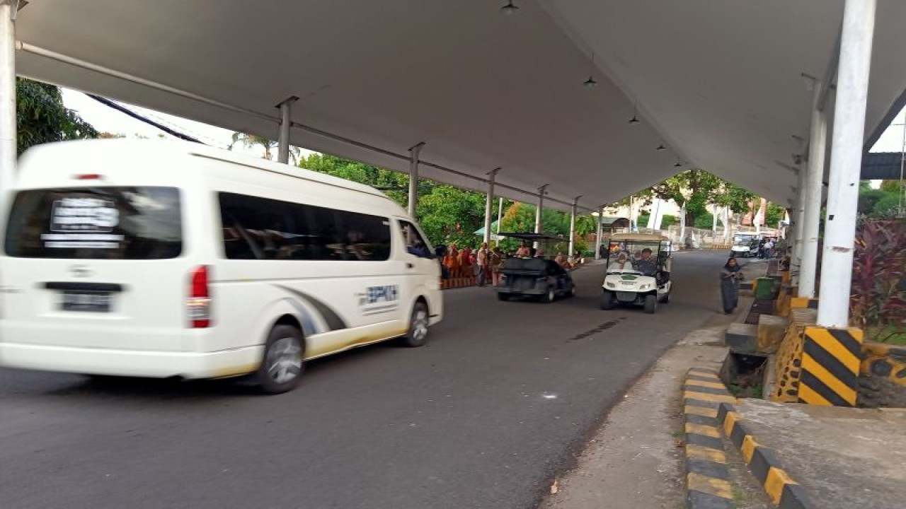 Kepala Kepolisian (Kapolda) Sulsel, Irjen Pol Setyo Boedi Moemponi Harso mengunjungi Asrama Haji Makassar, Rabu (7/6/2023). FOTO ANTARA/ HO-Jy