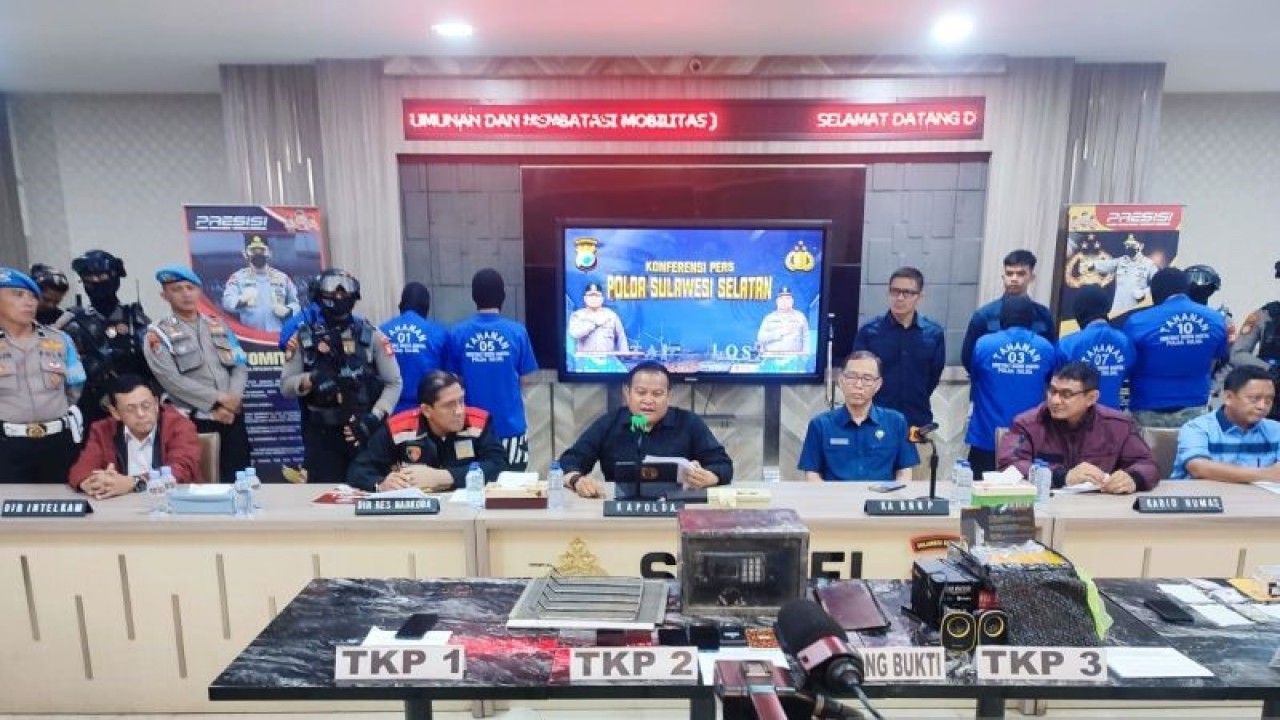 Kapolda Sulsel Irjen Pol Setyo Boedi Moempoeni (tengah) bersama jajarannya, didampingi Kepala BNNP Sulsel Brigjen Pol Ghiri Prawijaya (dua kanan) dan perwakilan pejabat Kampus UNM saat rilis pengungkapan kasus, di Mapolda Sulawesi Selatan, Makassar, Minggu (11/6/2023). ANTARA/Darwin Fatir.