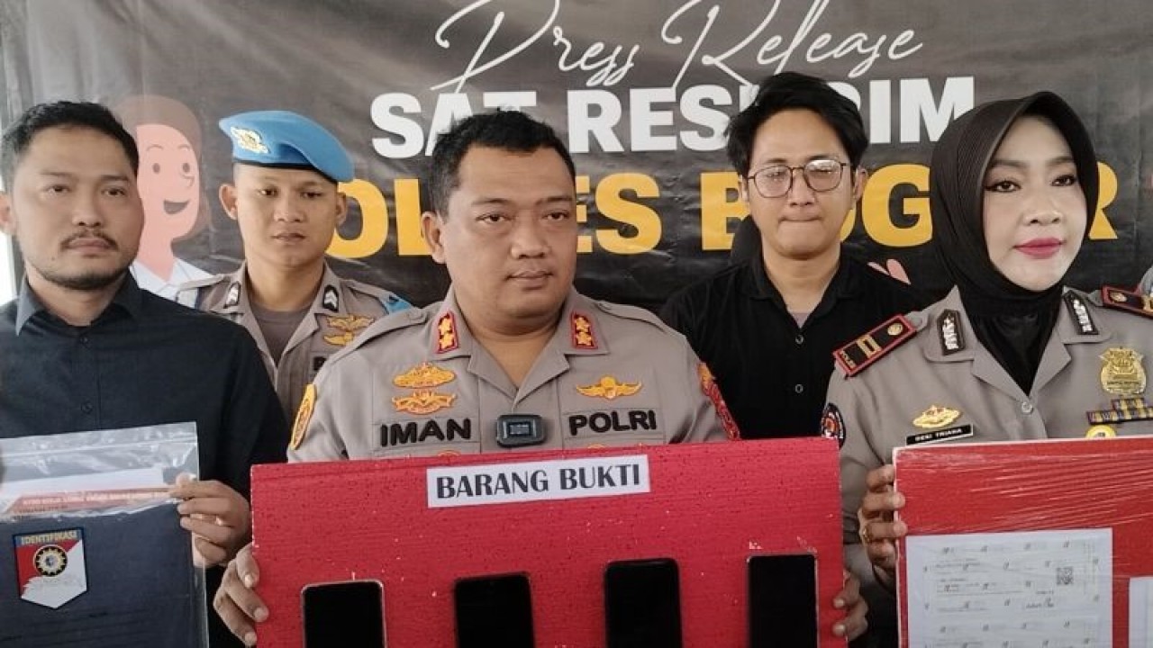 Kapolres Bogor AKBP Iman Imanuddin saat pengungkapan dugaan TPPO di Mapolres, Cibinong, Kabupaten Bogor, Jawa Barat, Rabu (14/6/2023). (ANTARA/M Fikri Setiawan)