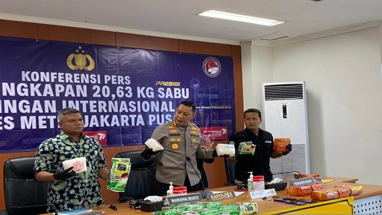 Kapolres Metro Jakarta Pusat Kombes Pol Komarudin menunjukkan barang bukti sabu dalam konferensi pers di Polres Metro Jakarta Pusat, Kemayoran, Jumat (16/6/2023). ANTARA/Mentari Dwi Gayati
