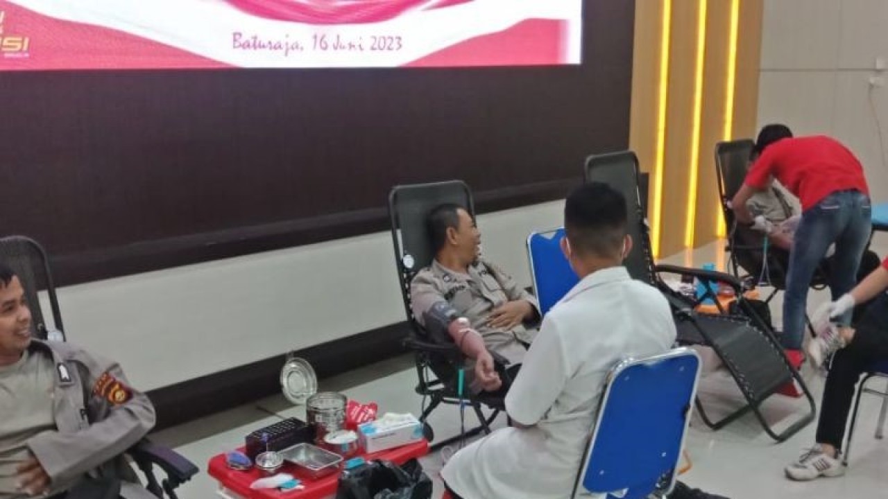 Polisi mendonorkan darah secara sukarela dalam rangka HUT Bhayangkara, Senin (19/6/2023). (ANTARA/Edo Purmana)