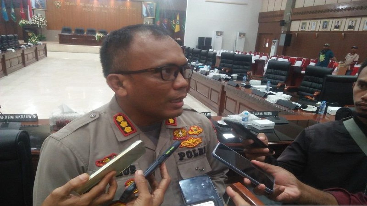 Kapolresta Pulau Ambon Kombes Pol Raja Arthur Simamora memberikan keterangan usai mengikuti rapat dengar pendapat dengan Pansus Pengelolaan Pasar Mardika DPRD Maluku. (21/6) (ANTARA/daniel/)
