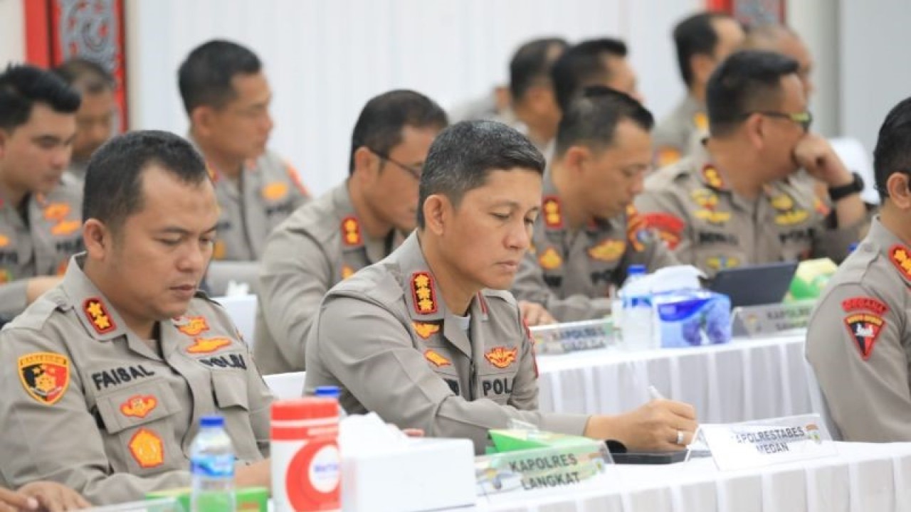 Kapolrestabes Medan Kombes Pol Valentino Alfa Tatareda (nomor 2 dari kiri). (ANTARA/HO-Dokument)