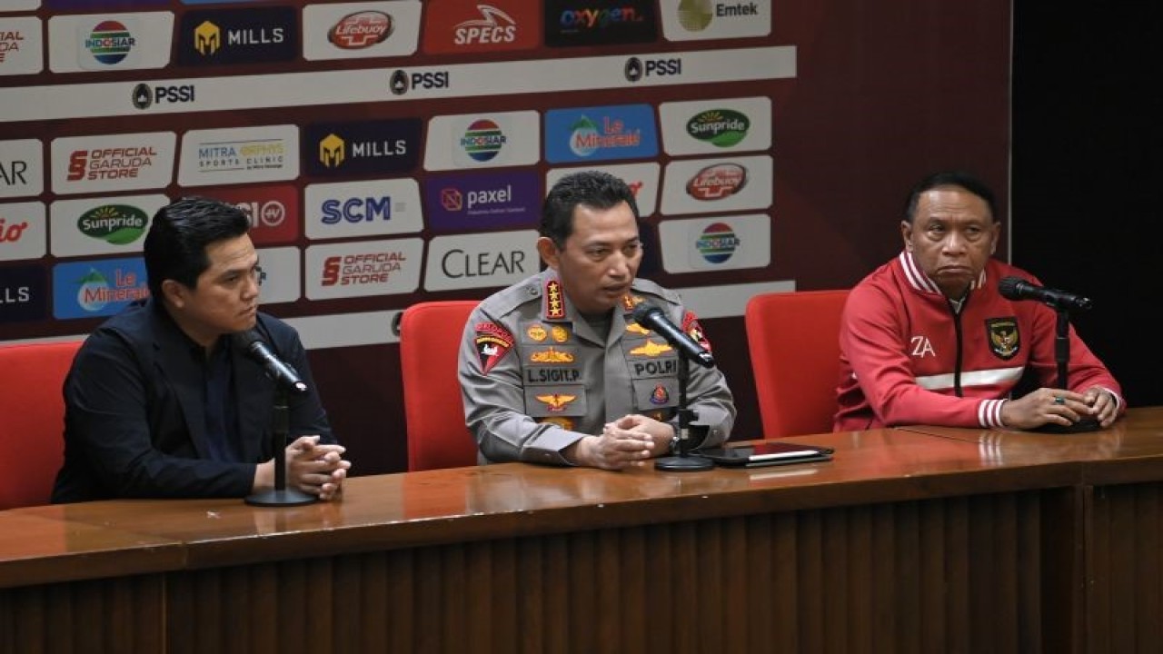 Arsip foto - Kapolri Jenderal Pol. Listyo Sigit Prabowo (tengah) bersama Ketua Umum PSSI Erick Thohir (kiri) dan Menpora sekaligus Wakil Ketua Umum PSSI Zainudin Amali (kanan) berbicara dalam konferensi pers terkait upaya penegakan hukum pada pengaturan skor di sepak bola Tanah Air di Stadion Utama Gelora Bung Karno (SUGBK), Senayan, Jakarta, Minggu (19/2/2023). Polri menyatakan komitmennya dalam mendukung PSSI untuk pemberantasan pengaturan skor pertandingan dengan mempersiapkan Satgas Antimafia Bola. ANTARA FOTO/Aditya Pradana Putra/YU