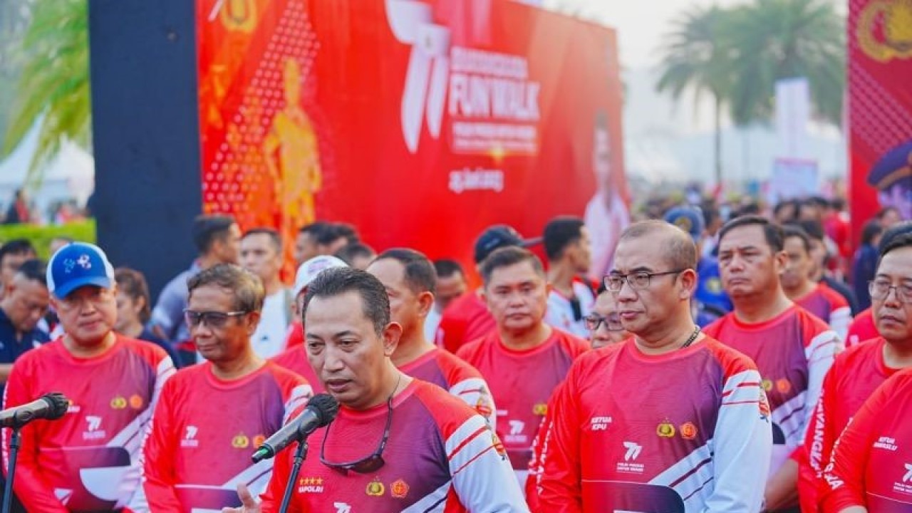 Kapolri Jenderal Listyo Sigit Prabowo pada kegiatan "fun walk" dalam rangkaian memperingati Hari Bhayangkara ke-77 di Lapangan Monas, Jakarta, Minggu (25/6/2023). (ANTARA/HO-Humas Polri)