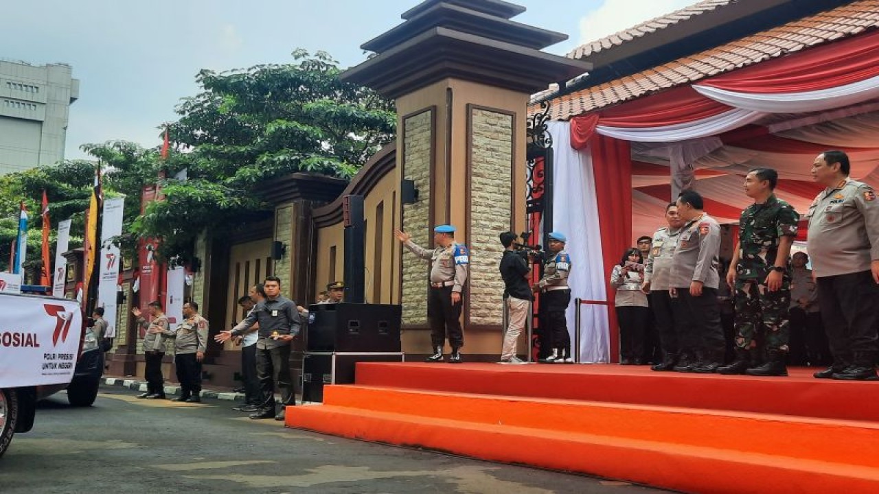 Kapolri Jenderal Pol. Listyo Sigit Prabowo melepas keberangkatan tim Bakti Sosial Polri Presisi dalam rangka menyambut HUT ke-77 Bhayangkara di Lapangan Bhayangkara Polri, Jakarta, Senin (19/6/2023). (ANTARA/Laily Rahmawaty)