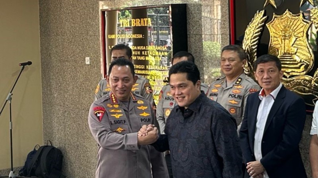 Ketua Umum Persatuan Sepak Bola Seluruh Indonesia (PSSI) Erick Thohir (kanan) dan Kapolri Jenderal Pol. Listyo Sigit Prabowo (kiri) usai melakukan audiensi di Mabes Polri, Jakarta, Senin (26/6/2023). (ANTARA/Maria Cicilia Galuh)