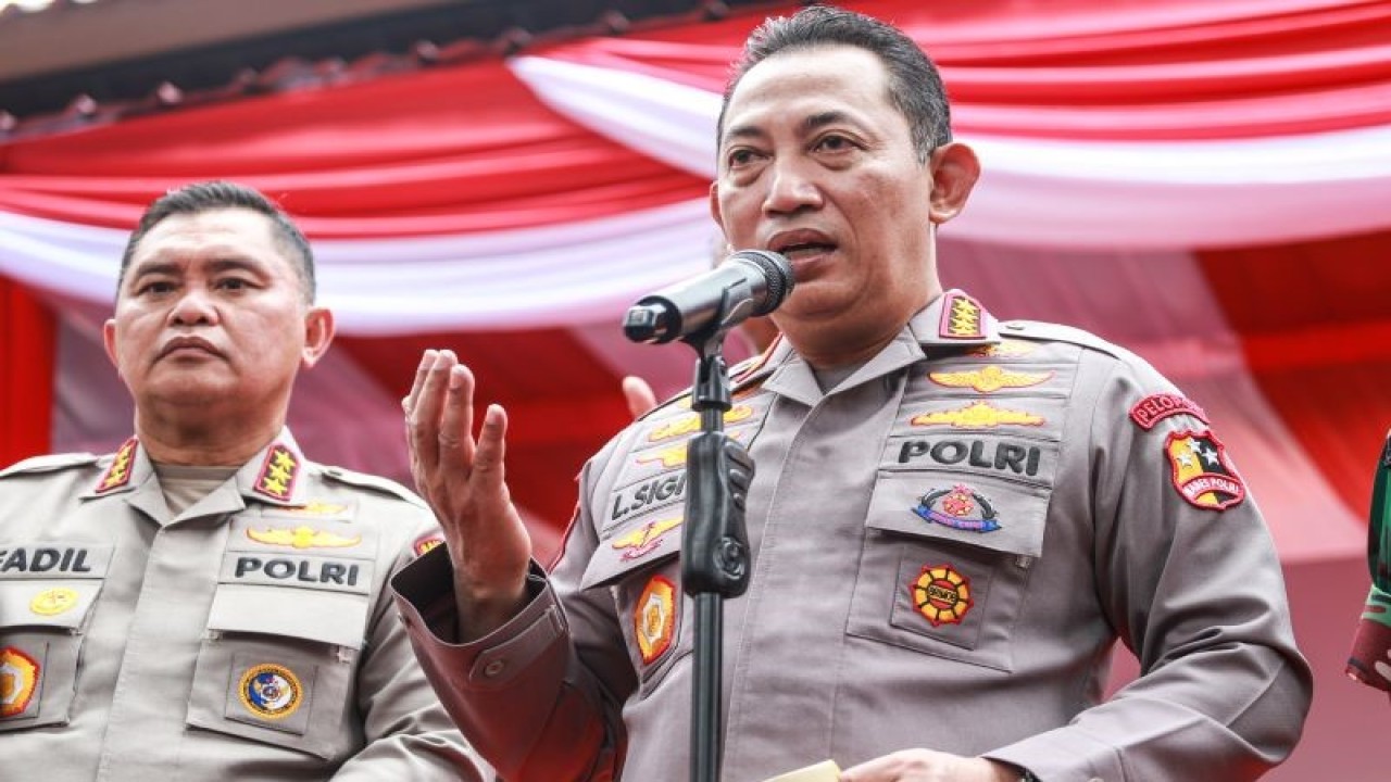 Kapolri Jenderal Pol Listyo Sigit Prabowo (kanan) bersama Kabaharkam Polri Komjen Pol Fadil Imran (kiri) memberikan keterangan kepada wartawan usai melepas bantuan sosial di Lapangan Bhayangkara, Jakarta, Senin (19/6/2023). ANTARA FOTO/Asprilla Dwi Adha/rwa.