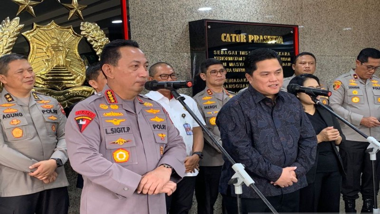 Kapolri Jenderal Pol. Listyo Sigit Prabowo (kiri) bersama Ketua Umum PSSI Erick Thohir (kanan) dalam konferensi pers di Gedung Utama Mabes Polri, Jakarta, Senin (26/6/2023). ANTARA/Narda Margaretha Sinambela