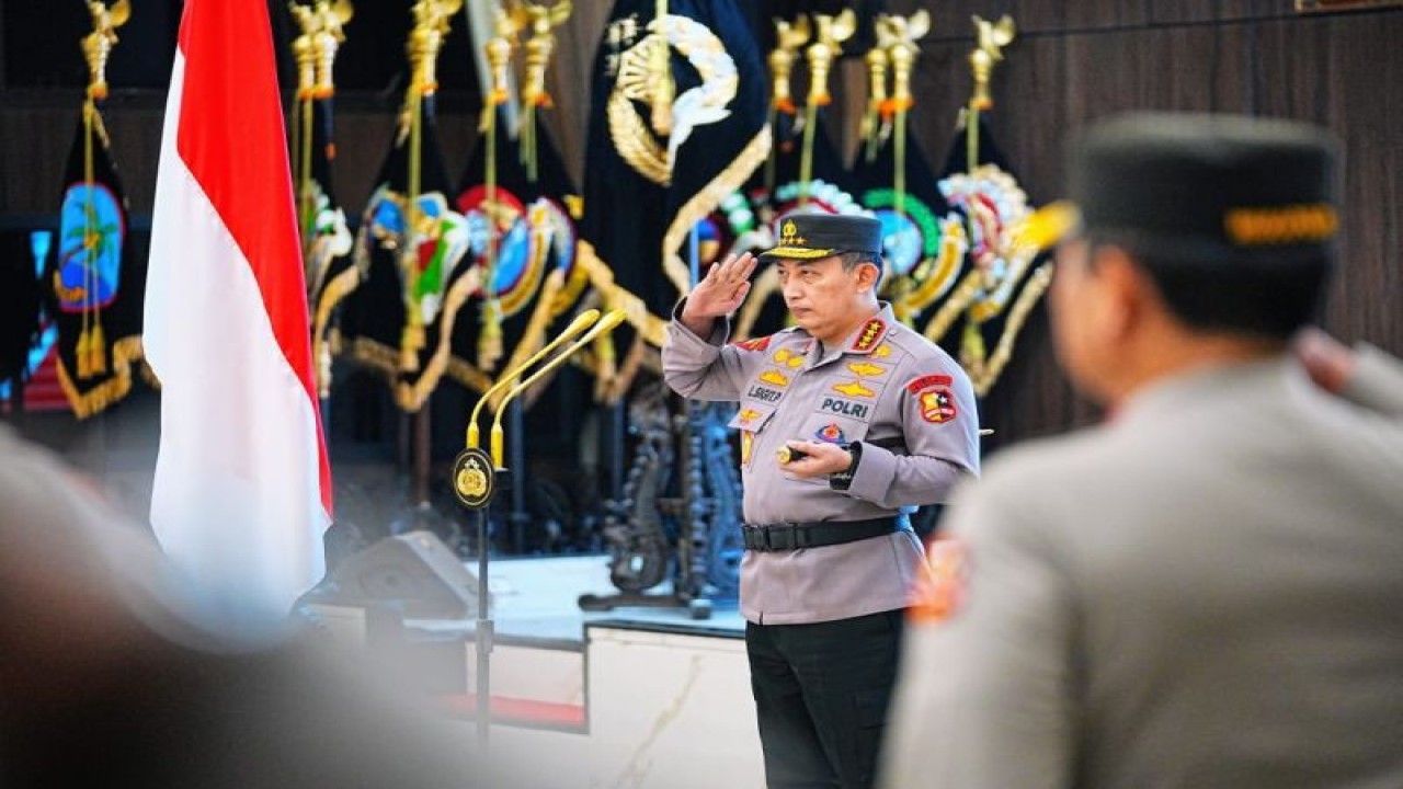 Kapolri Jenderal Pol. Listyo Sigit Prabowo memimpin upacara Korps Raport atau terima laporan kenaikan pangkat delapan perwira tinggi Polri di Rupatama Mabes Polri, Jakarta, Rabu (14/6/2023). (ANTARA/HO-Divisi Humas Polri)