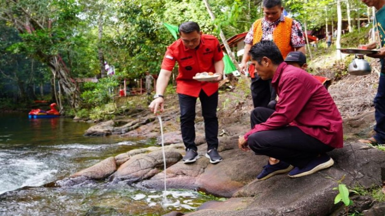Bupati Kapuas Hulu Fransiskus Diaan meresmikan Wisata Pemandian Batu Ancau, Desa Sungai Abau Kecamatan Batang Lupar, daerah perbatasan Indonesia-Malaysia, wilayah Kabupaten Kapuas Hulu Kalimantan Barat. ANTARA/HO-Prokopim Setda Kapuas Hulu. (Teofilusianto Timotius)