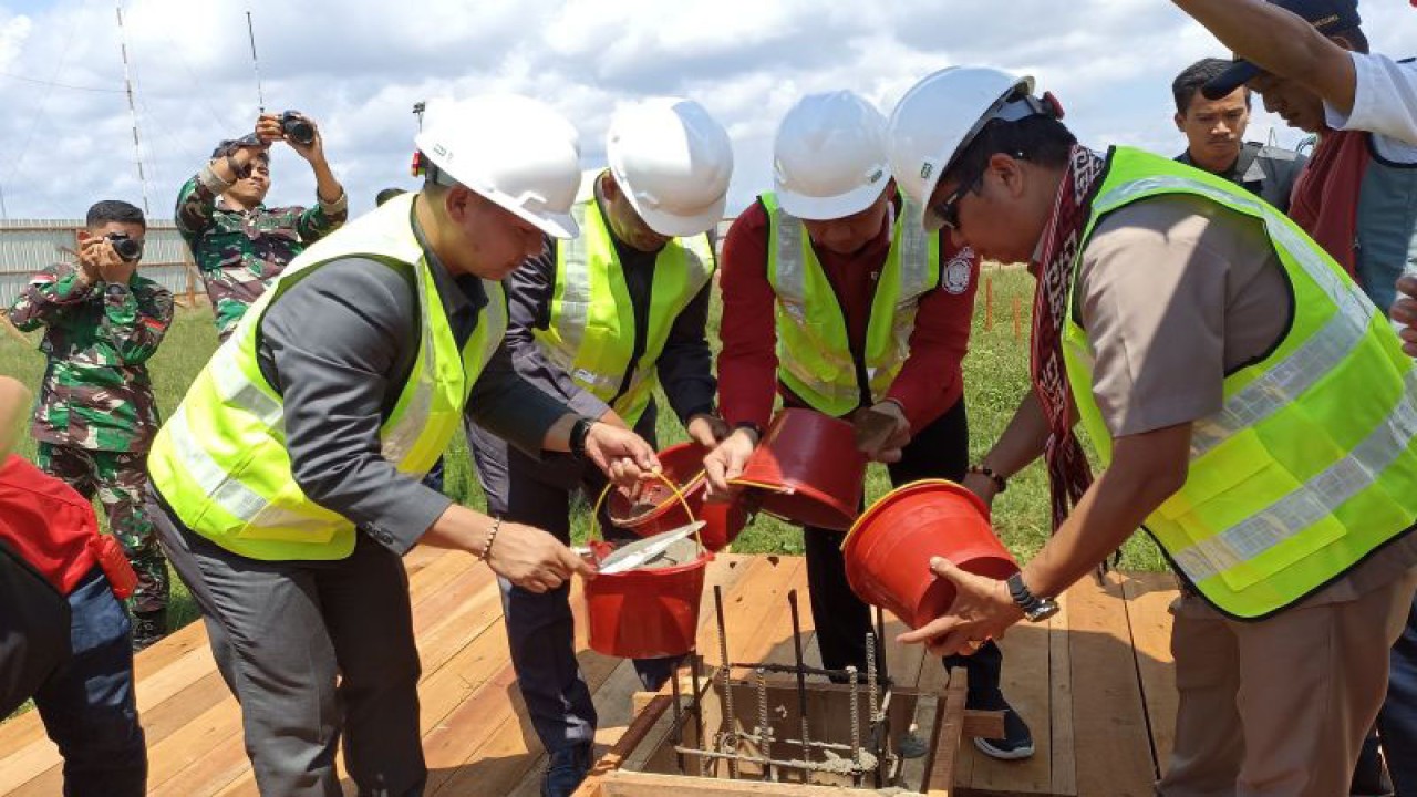 Ketua Komisi V DPR RI Lasarus bersama Bupati Kapuas Hulu Fransiskus Diaan meletakan batu pertama pembangunan terminal penumpang Bandara Pangsuma Putussibau, wilayah Kapuas Hulu Kalimantan Barat, Rabu (28/6/2023). ANTARA (Teofilusianto Timotius)