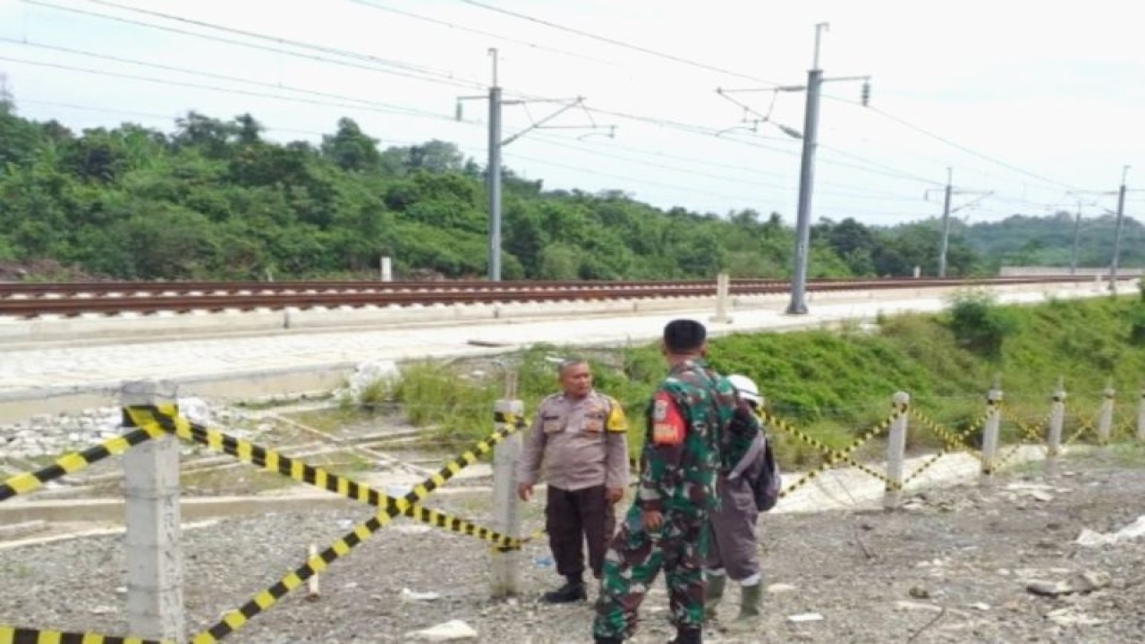Pengawasan area proyek kereta cepat di wilayah Karawang. (ANTARA/HO-Polres Karawang)