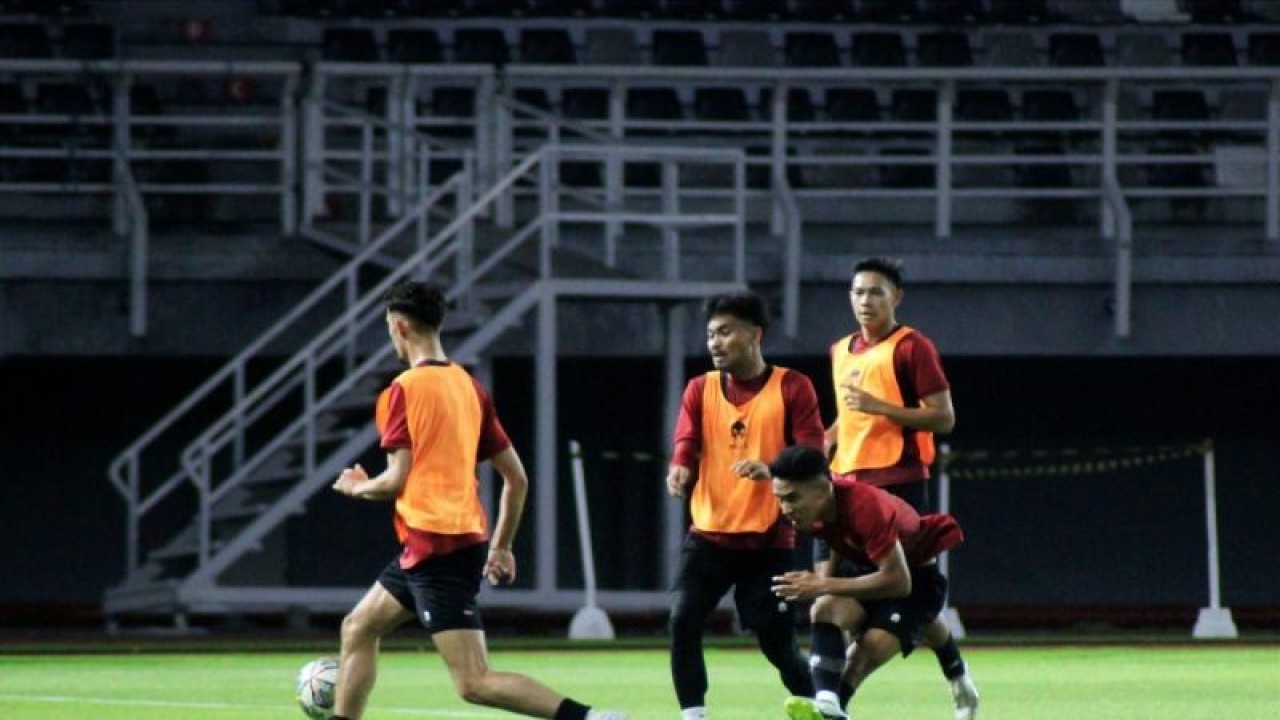 Pemain Timnas Indonesia Marselino Ferdinan berlatih bersama rekan-rekannya menjelang laga FIFA "Matchday" melawan Pelestina di Stadion Gelora Bung Tomo Surabaya. ANTARA/Naufal Ammar