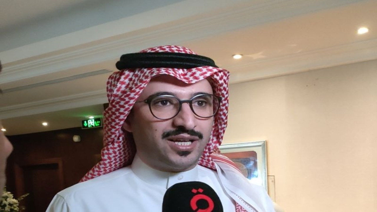 Wakil Menteri dari Kementerian Haji dan Umrah Abdul Aziz Almodhame saat acara penyerahan kartu pintar haji di Makkah, Arab Saudi, Sabtu (24/6/2023). (Antara / Azis Kurmala)