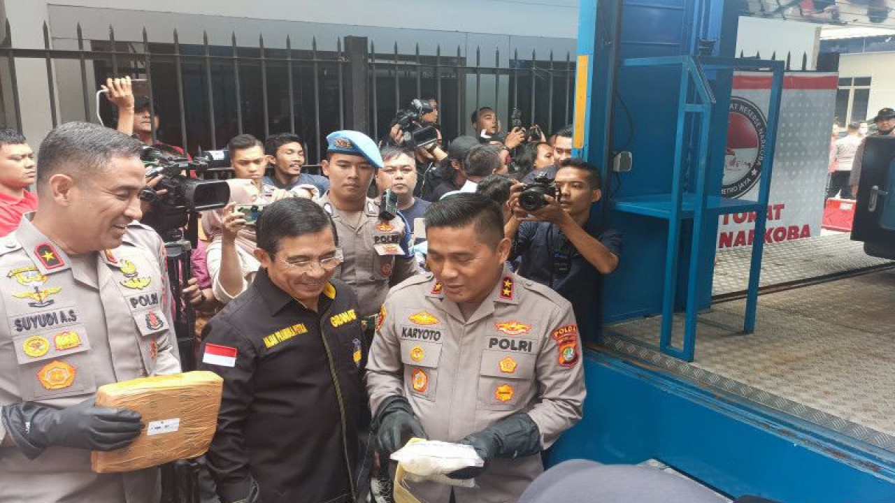 Kapolda Metro Jaya Irjen Pol Karyoto (kanan) bersama Wakapolda Metro Jaya (kiri) saat melakukan penghancuran barang bukti di Gedung Ditresnarkoba Polda Metro Jaya, Selasa (27/6/2023) ANTARA/Ilham Kausar