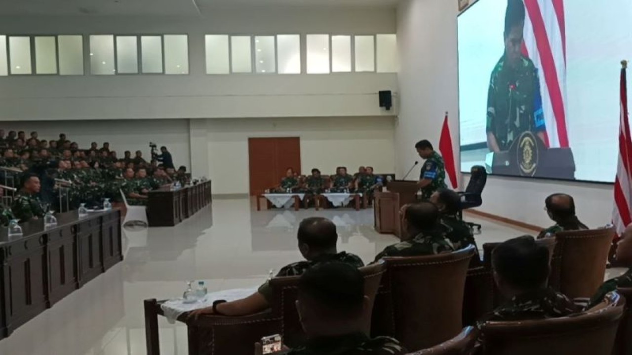 Kasal Laksamana TNI Muhammad Ali membuka latihan Armada Jaya ke-41 tahun 2023 di Markas Kodiklatal Surabaya, Senin (12/6/2023). (ANTARA/Hanif Nashrullah)