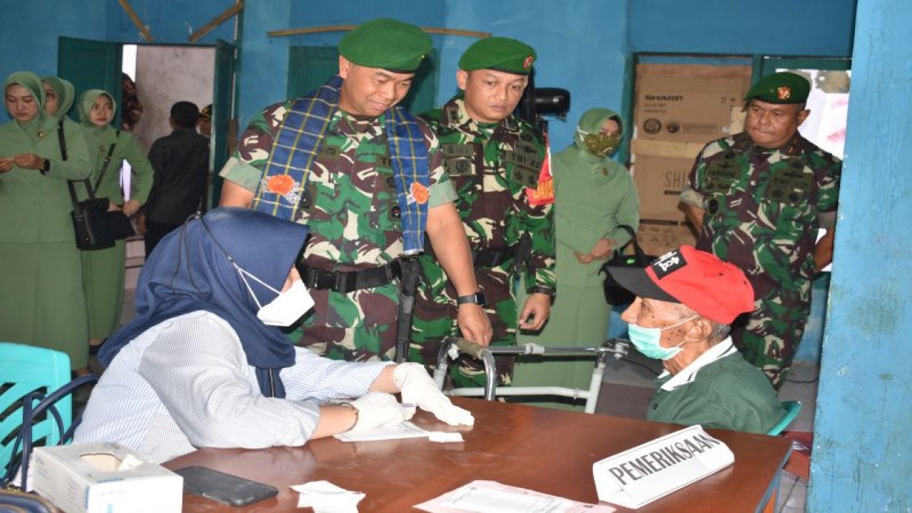 Kepala Staf Kodam (Kasdam) XIV/Hasanuddin Brigjen TNI Dany Budiyanto (kiri) saat meninjau pelaksanaan bakti sosial dan bazar murah yang digelar dalam rangka penutupan TMMD ke-116 Kodim 1402/Polewali Mandar, Kamis (8/6/2023). ANTARA/HO-Humas Kodim Polewali Mandar