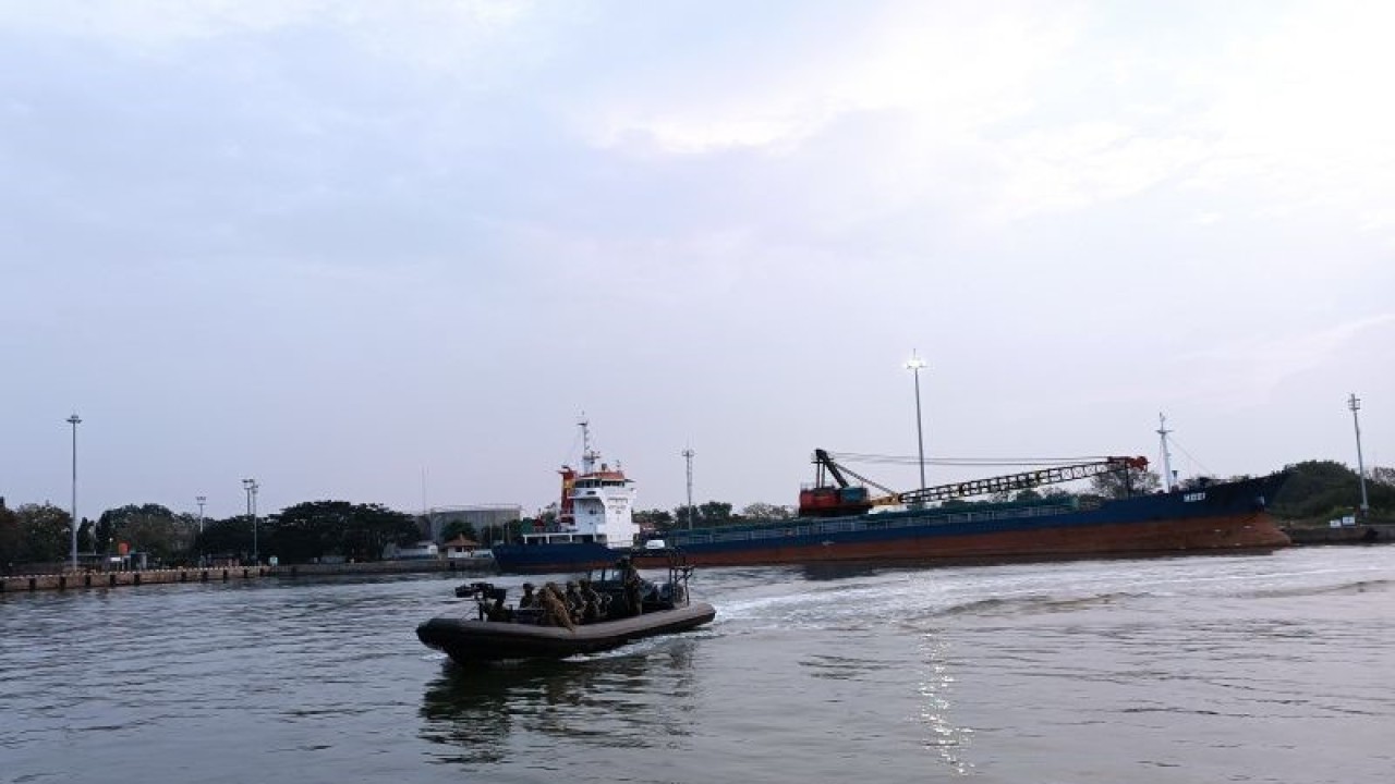 Pasukan Koopssus TNI saat melakukan latihan penyergapan teroris di Pelabuhan Cirebon, Jawa Barat, Jumat (16/6/2023). ANTARA/Khaerul Izan.
